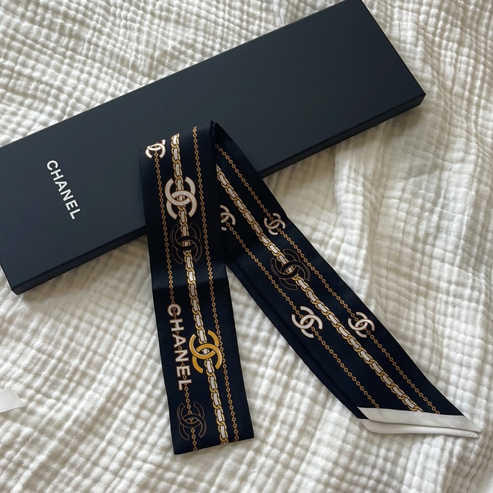 CHANEL 22s black white gold twilly